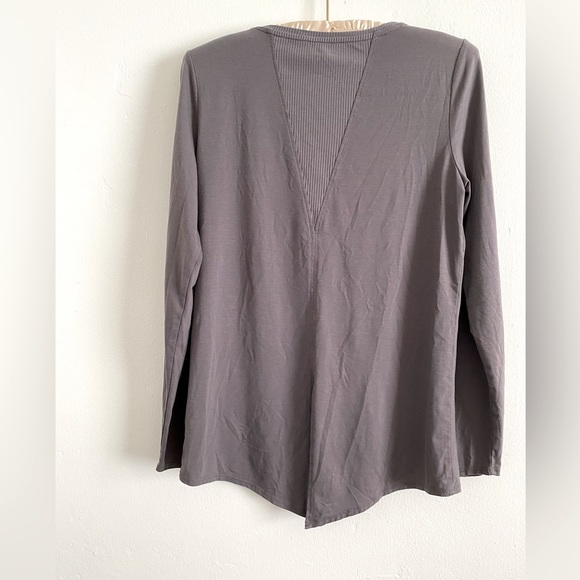 Athleta  Flagstone Gray Essence semi fit split back long sleeve tee sz S - Picture 2 of 6
